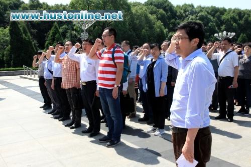 华中科技大学纪检监察干部赴红安接受理想信念教育-重温入党誓词_副本.jpg